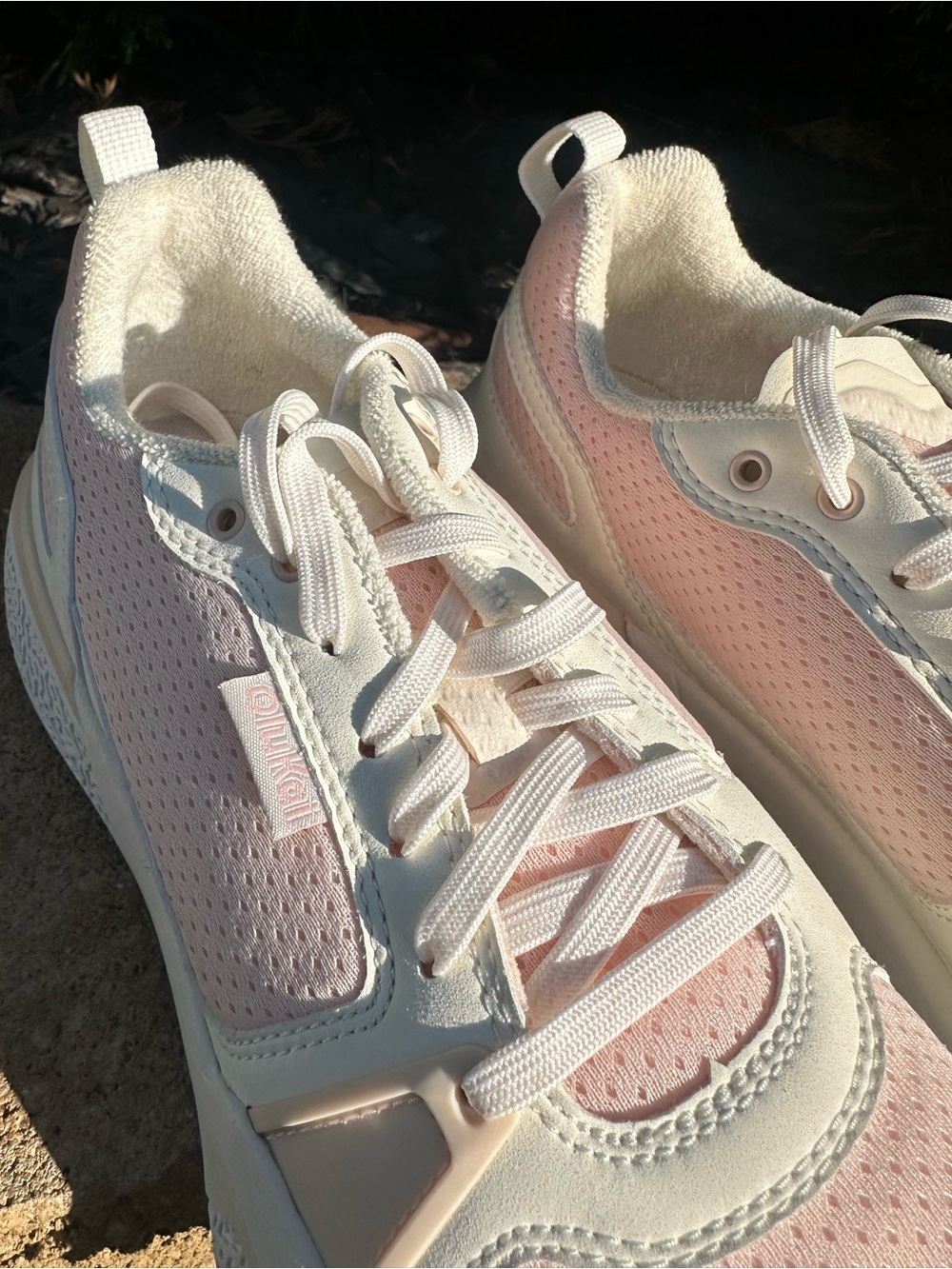 ๐ OluKai Women's Court 'Anau Sneakers in Rose Dust and White Size 10 - Picture 5 of 9